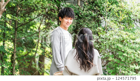 旅行でペンション・コテージにやってきたカップル・夫婦 124571795