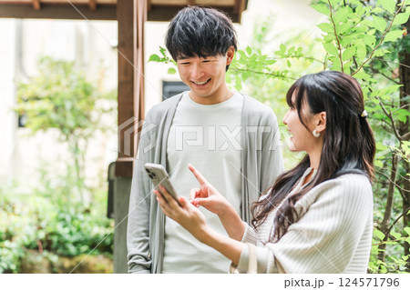 旅行でペンション・コテージ・別荘にやってきたカップル・夫婦 旅行でペンション・コテージ・別荘にやってきたカップル・夫婦 124571796
