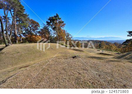 山梨 甲斐「新府城」曲輪の様子 山梨 甲斐「新府城」曲輪の様子 124571803