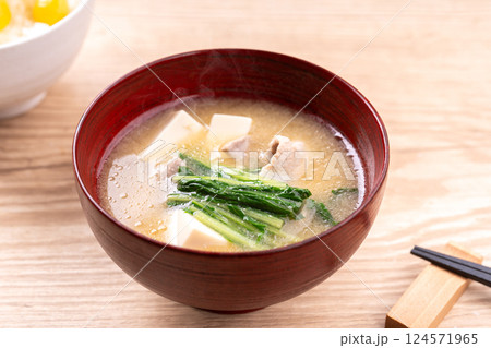水菜と豆腐の味噌汁 水菜と豆腐の味噌汁 124571965