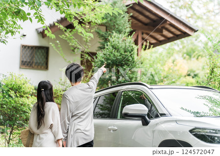 旅行でペンション・コテージに車でやってきたカップル・夫婦 旅行でペンション・コテージに車でやってきたカップル・夫婦 124572047