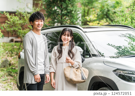 旅行でペンション・コテージに車でやってきたカップル・夫婦 124572051