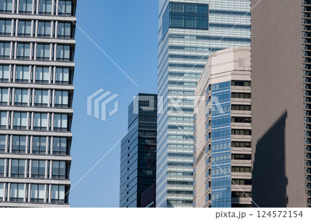 皇居前広場から見た高層ビル群 124572154