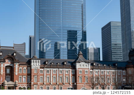 東京駅と高層ビル群の風景 124572155