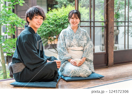 日本家屋の縁側に座る浴衣姿のアジア人カップル・夫婦 124572306