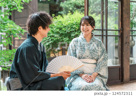 日本家屋の縁側に座る浴衣姿のアジア人カップル・夫婦 124572311