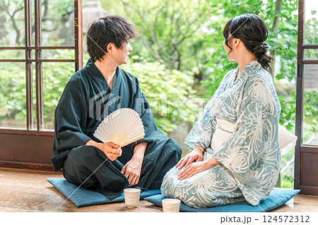 日本家屋の縁側に座る浴衣姿のアジア人カップル・夫婦 124572312