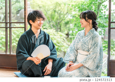 日本家屋の縁側に座る浴衣姿のアジア人カップル・夫婦 124572313