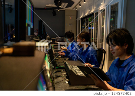 放送局の副調整室で働くスタッフ 124572402
