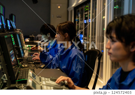 放送局の副調整室で働くスタッフ 124572403