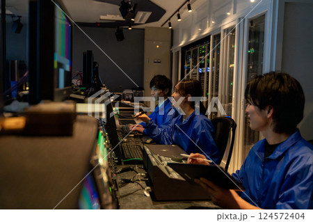 放送局の副調整室で働くスタッフ 放送局の副調整室で働くスタッフ 124572404