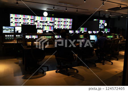 放送局の副調整室で働くスタッフ 124572405