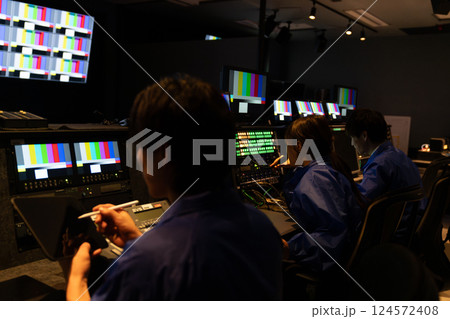 放送局の副調整室で働くスタッフ 124572408
