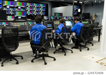 放送局の副調整室で働くスタッフ 124572409