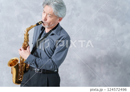 男性サックス奏者 124572496