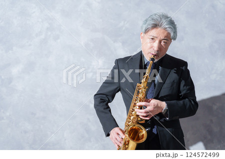 男性サックス奏者 124572499