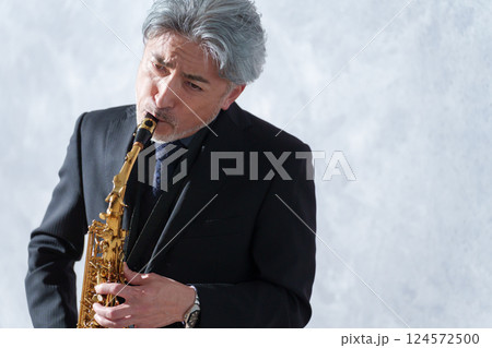男性サックス奏者 124572500