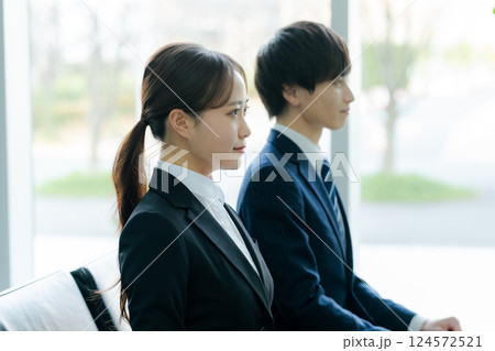 就職活動する学生 124572521