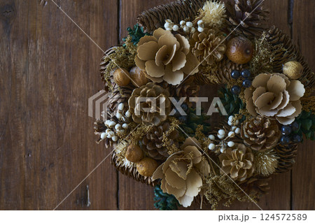 アンティークな木の壁に飾られたクリスマスリース アンティークな木の壁に飾られたクリスマスリース 124572589