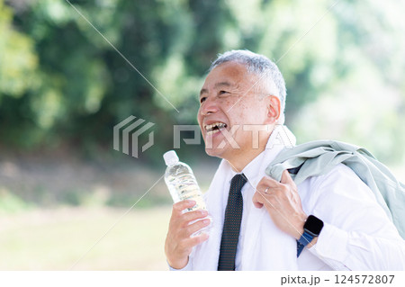 猛暑の中外回りする男性 124572807