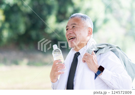 猛暑の中外回りする男性 124572809