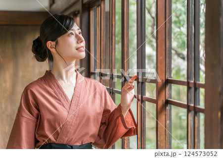 老舗の温泉旅館・高級旅館・宿坊で働く仲居さん・女将さん 124573052