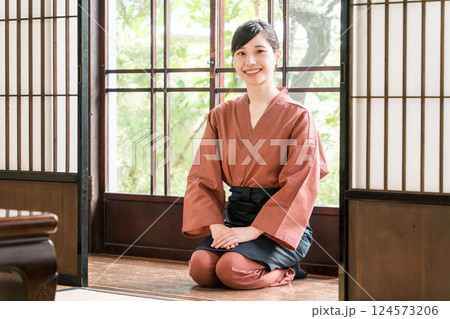 旅館の客室で挨拶する旅館スタッフの女性・仲居・女将 124573206