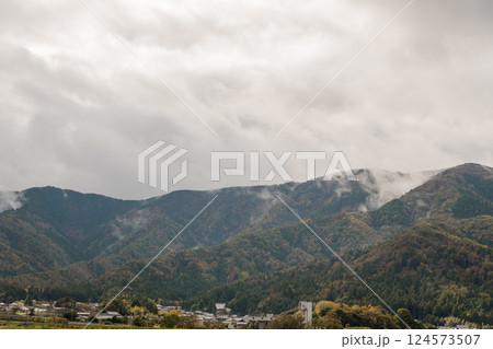 【若狭付近で雲が立ち込めた山々】 124573507