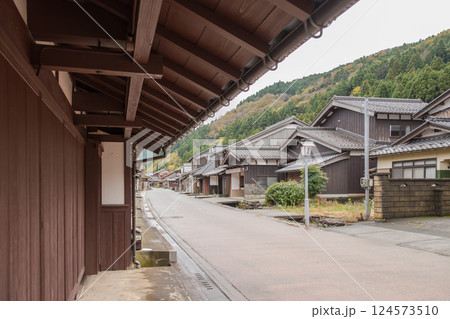 【若狭鯖街道の熊川宿】 124573510
