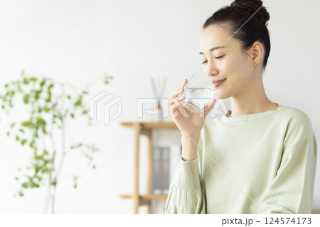 ダイエット 水を飲む女性 ダイエット 水を飲む女性 124574173