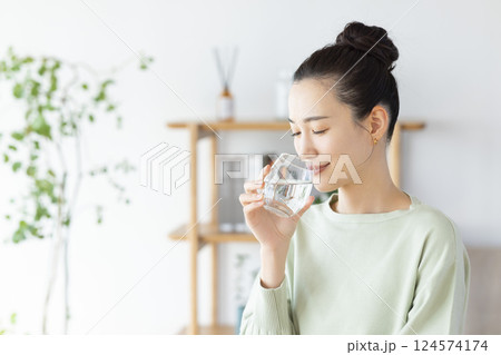 ダイエット　水を飲む女性 124574174