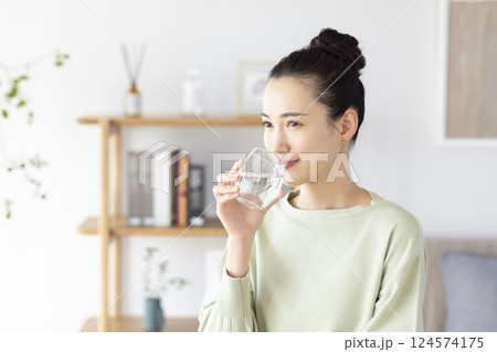 ダイエット 水を飲む女性 ダイエット 水を飲む女性 124574175