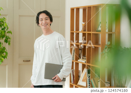 パソコンを持つ男性 124574180