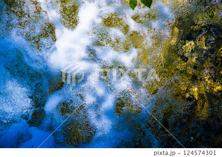 透明な水の流れ 透明な水の流れ 124574301