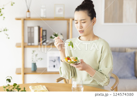 サラダを食べるのに飽きてしまった女性 サラダを食べるのに飽きてしまった女性 124574380