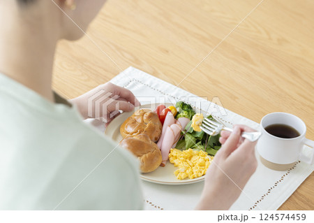 食事をとる女性の手元 124574459