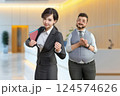 やる気満々のオフィスレディーを見て期待をする男性上司 124574626