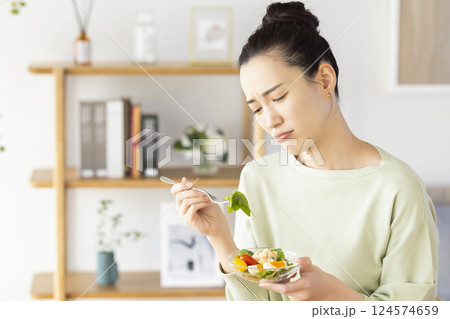 サラダを食べるのに飽きてしまった女性 サラダを食べるのに飽きてしまった女性 124574659