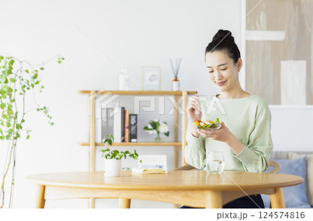 ダイエット　サラダを食べる女性 124574816