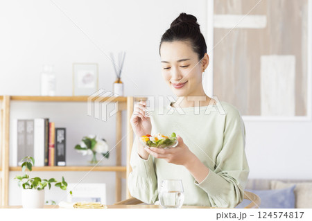 ダイエット　サラダを食べる女性 124574817