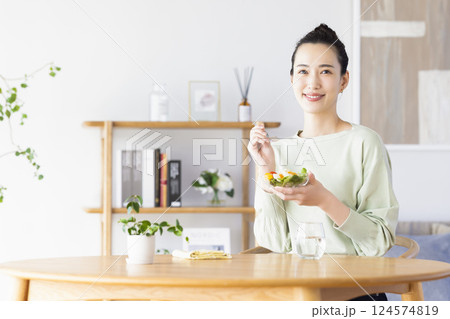 ダイエット サラダを食べる女性 ダイエット サラダを食べる女性 124574819