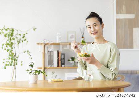 ダイエット サラダを食べる女性 ダイエット サラダを食べる女性 124574842