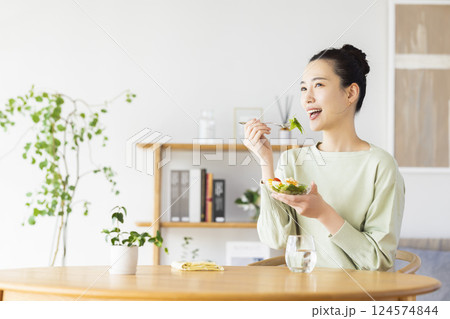 ダイエット サラダを食べる女性 ダイエット サラダを食べる女性 124574844