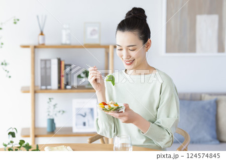 ダイエット サラダを食べる女性 ダイエット サラダを食べる女性 124574845