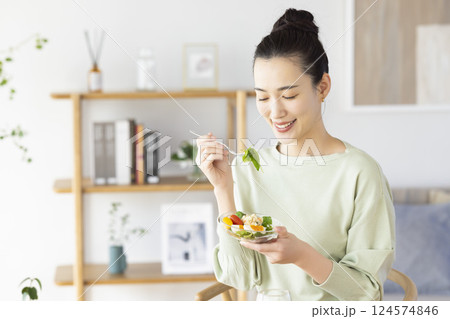 ダイエット　サラダを食べる女性 124574846
