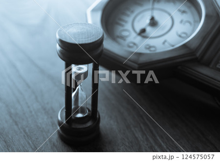 砂時計と古時計　柱時計　時　時間 124575057