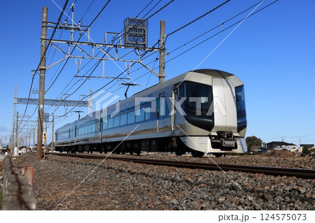 東武日光線を走る上り特急リバティー号の電車 東武日光線を走る上り特急リバティー号の電車 124575073