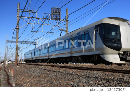 東武日光線を走る上り特急リバティー号の電車 124575074