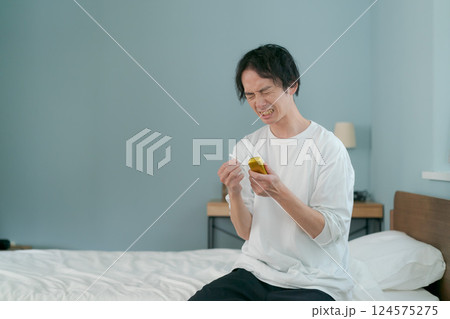 タバコをやめようとする男性 124575275