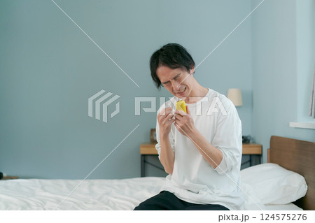 タバコをやめようとする男性 124575276